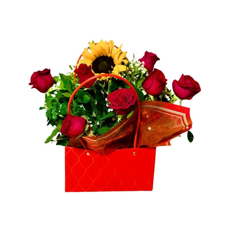Arreglo en Base Tipo Cartera Roja con Rosas y Girasol