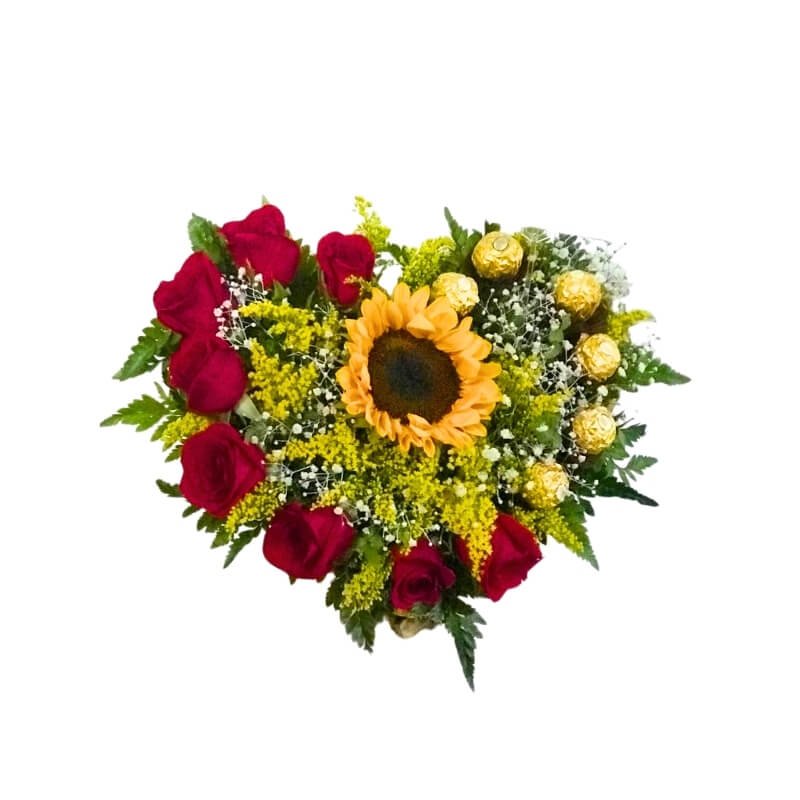 Arreglo de Corazón con Girasol, Rosas Rojas y Chocolates