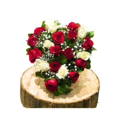 Arreglo de Corazón de Rosas Rojas y Blancas