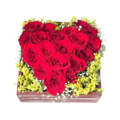 Arreglo de Corazón de Rosas Rojas en Caja de Madera