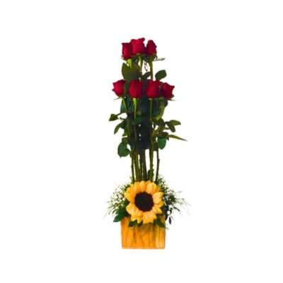 Arreglo Estilizado de Rosas Rojas y Girasol de Altura