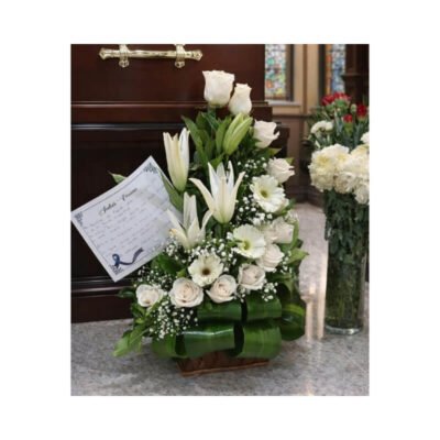 Cubo Funerario de Gala con Lirios Abiertos y Tarjeta de Pésame