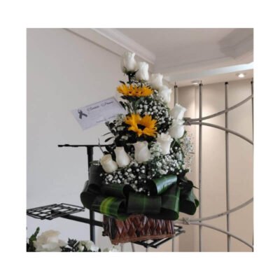 Arreglo Funerario de Rosas Blancas y Girasoles con Tarjeta
