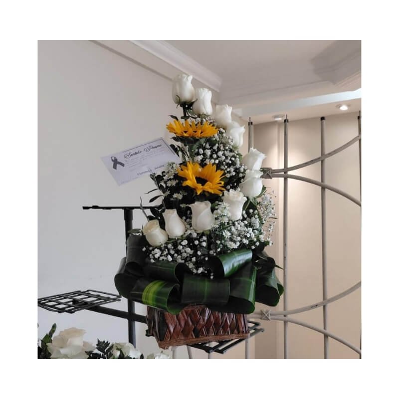 Arreglo Funerario de Rosas Blancas y Girasoles con Tarjeta