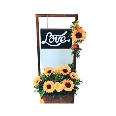 Arreglo de Girasoles en Estructura de Madera con Pizarra Love