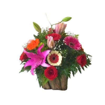 Arreglo Multicolores en Base Rústica con Lirios y Gerberas