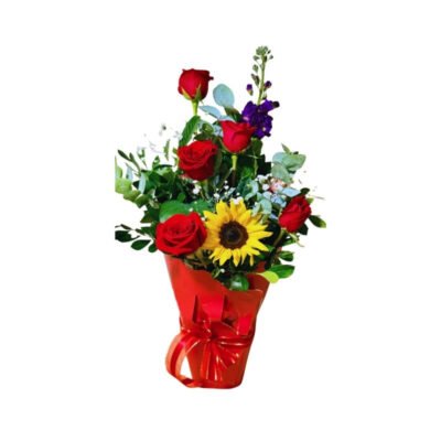 Arreglo Primavera de Rosas y Girasol en Envoltura Roja