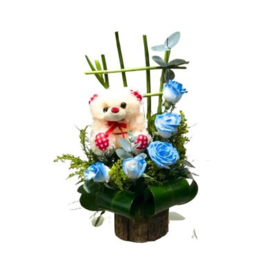 Arreglo de Rosas Azules con Oso de Peluche y Enrejado