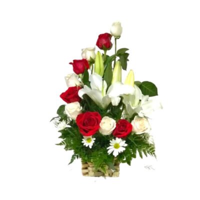 Arreglo de Rosas Bicolor y Lirios Blancos en Canasta