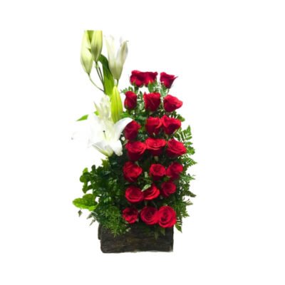 Arreglo de Rosas Rojas y Lirios Blancos de Altura