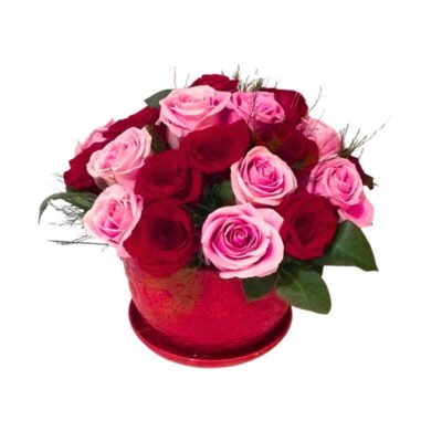 Arreglo de Rosas Rojas y Rosadas en Base de Cerámica