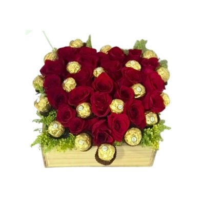 Arreglo de Corazón de Rosas Rojas y Chocolates Ferrero