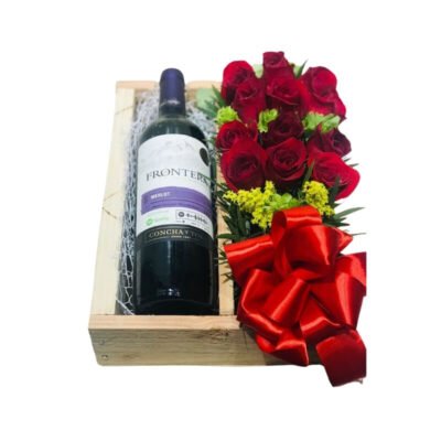 Arreglo de Rosas Rojas en Caja de Madera con Vino Frontera Merlot