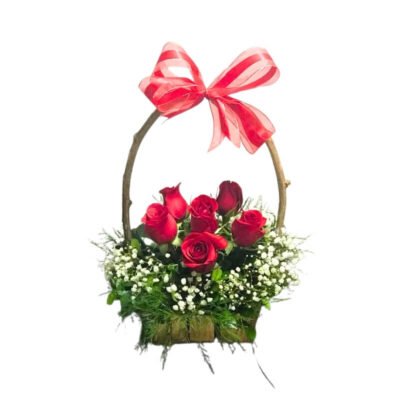 Arreglo de Rosas Rojas en Base de Canasta Rústica