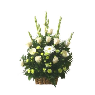 Arreglo Funerario en Canasta con Gerberas y Rosas Blancas