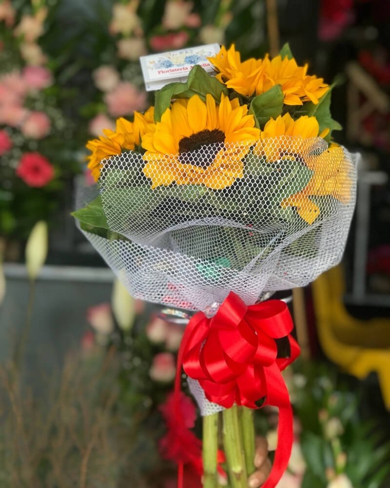 Diseño de ramillete de flores frescas decorando un espacio iluminado - Floristería Amelia
