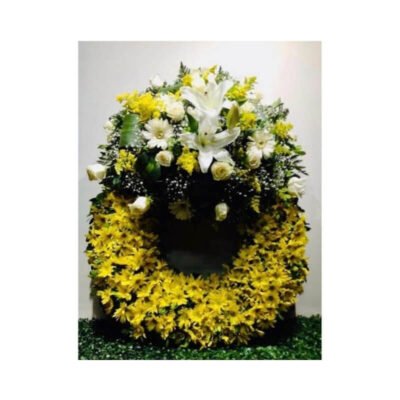 Corona Funeraria Amarilla con Copete de Lirios Blancos