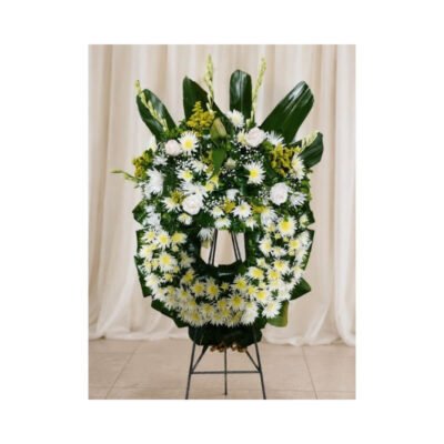 Corona Funeraria Tradicional de Crisantemos y Rosas Blancas