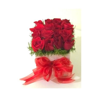 Arreglo de Rosas Rojas en Cubo Blanco