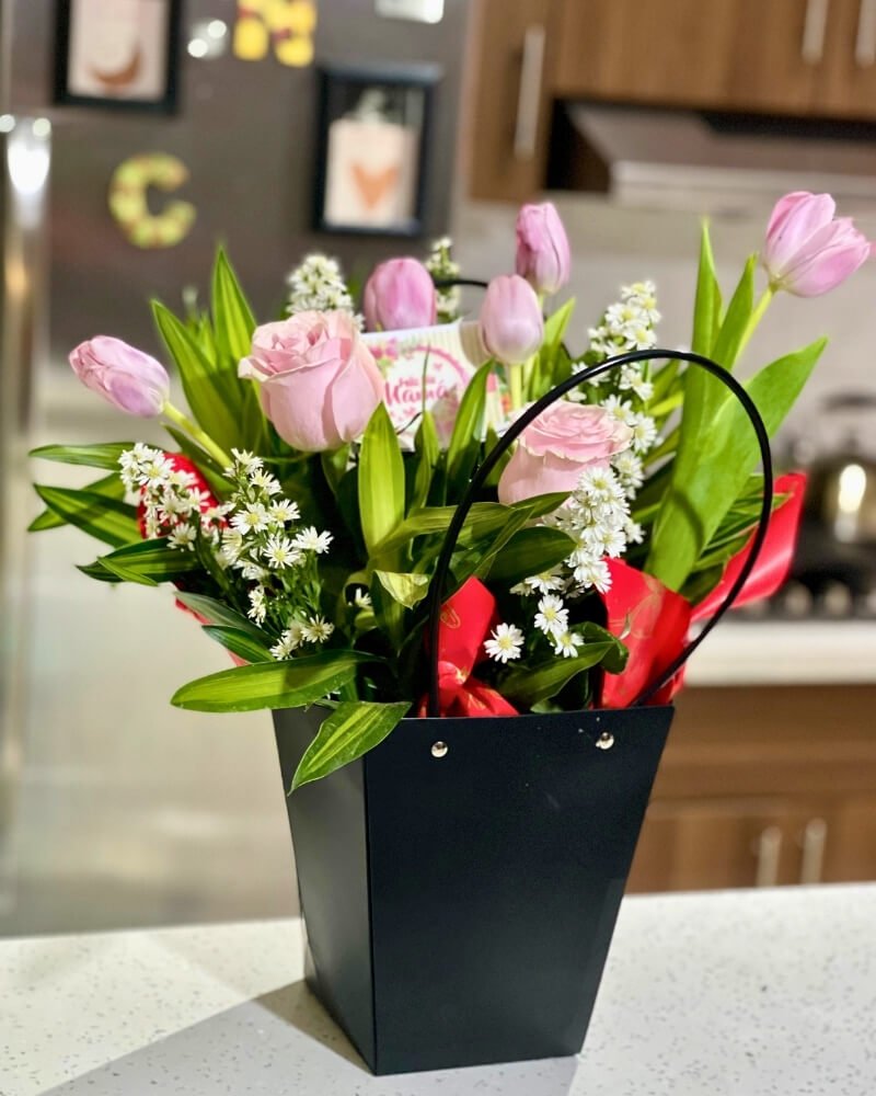 Arreglo de rosas y flores frescas de diseño exclusivo para regalar - Floristería Amelia