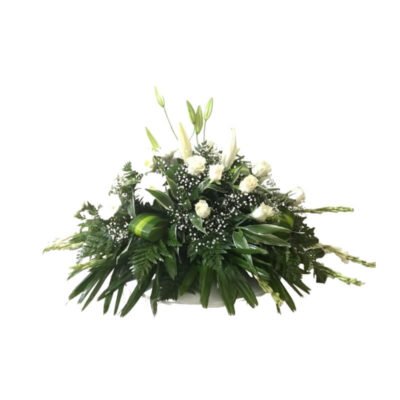 Medallón Funerario de Gala con Rosas Blancas y Follaje Fino